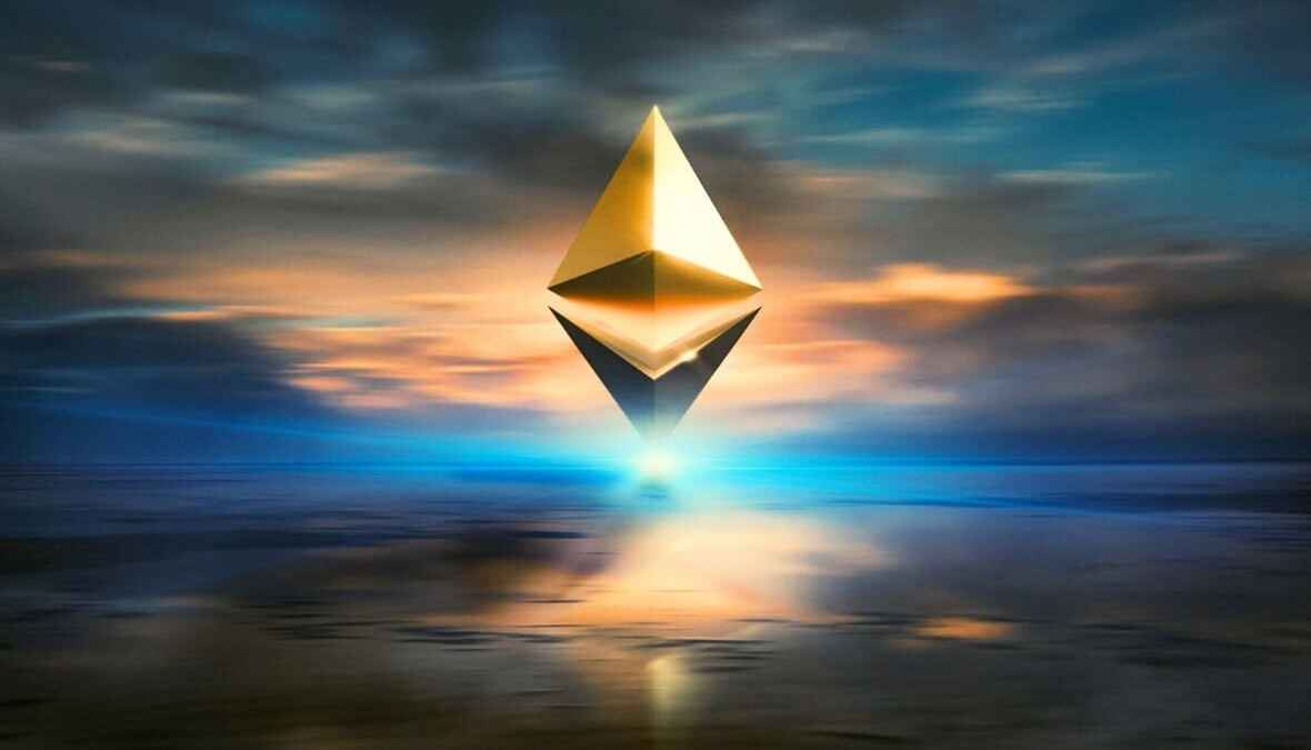 Ethereum-Logo schwebt über einer abstrahierten, reflektierenden Landschaft bei Sonnenuntergang.