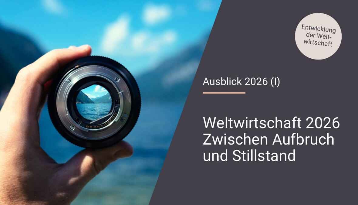Hand hält Kameralinse mit Bergseeblick, Text: Weltwirtschaft 2026 Zwischen Aufbruch und Stillstand.