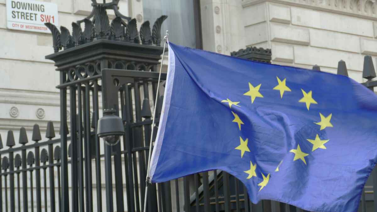 EU-Flagge weht vor den Toren der Downing Street in London, City of Westminster, Großbritannien.